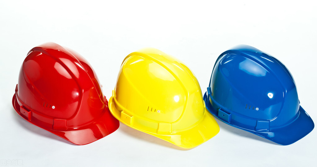 建筑工地有各种颜色的安全帽，你知道各代表什么意思吗？