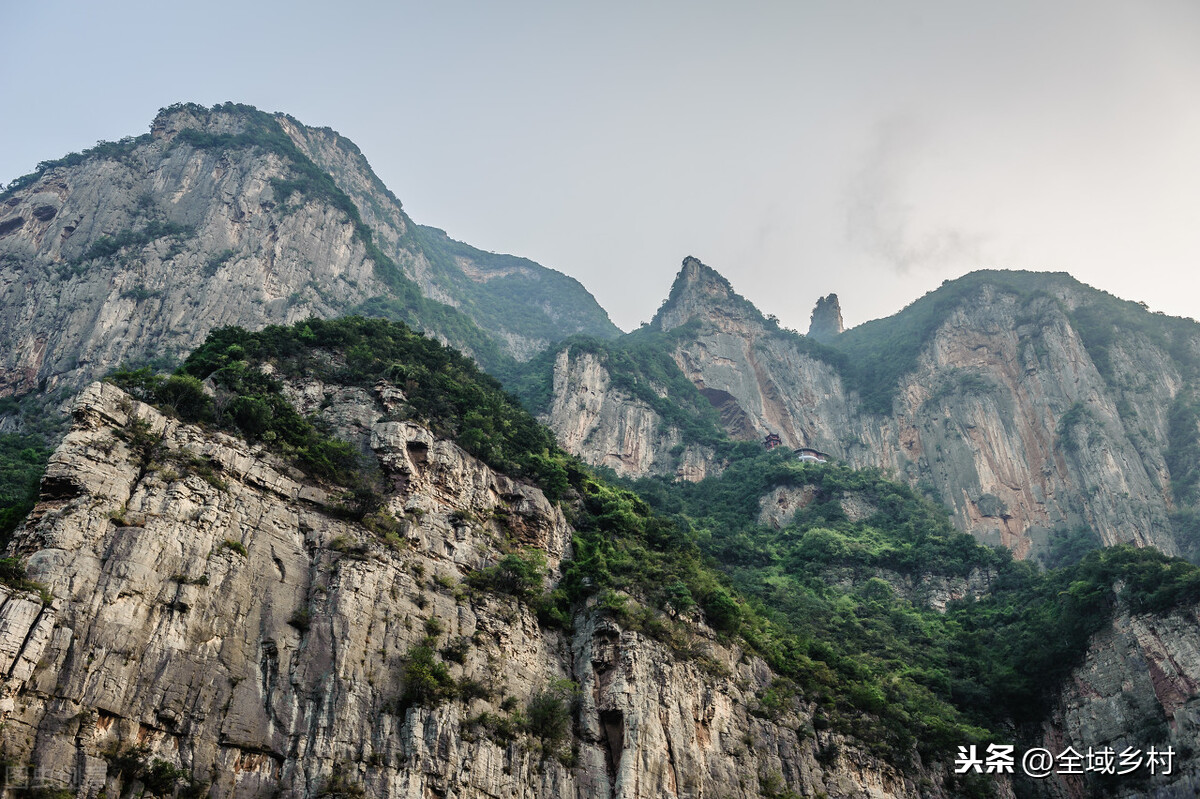 三峡是哪三个峡的总称？瞿塘峡最险峻，巫峡最好看，西陵峡景最多