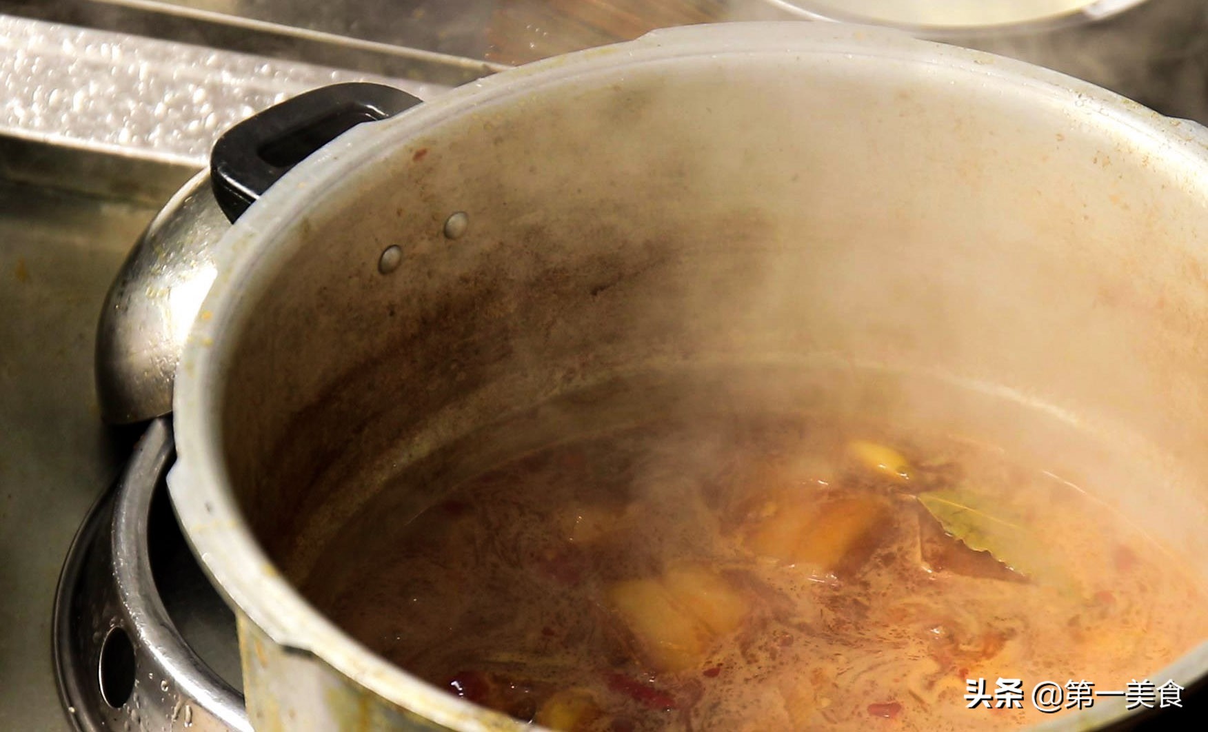 大厨教你土豆红烧肉最简单的家常做法，味道鲜美，好吃不油腻