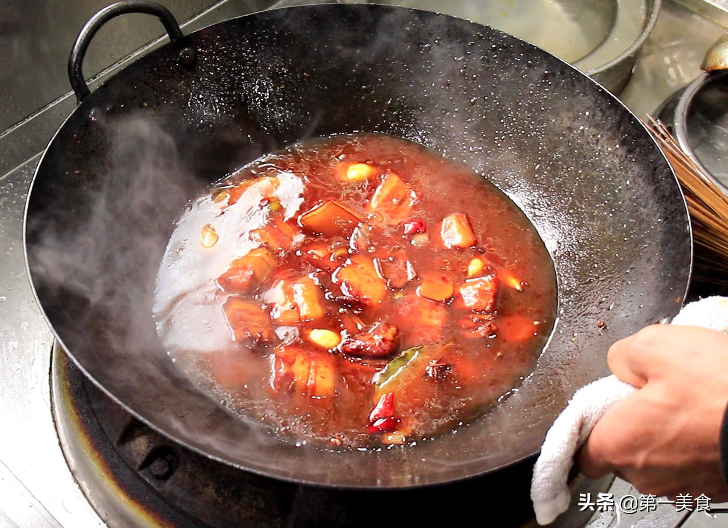 大厨教你土豆红烧肉最简单的家常做法，味道鲜美，好吃不油腻