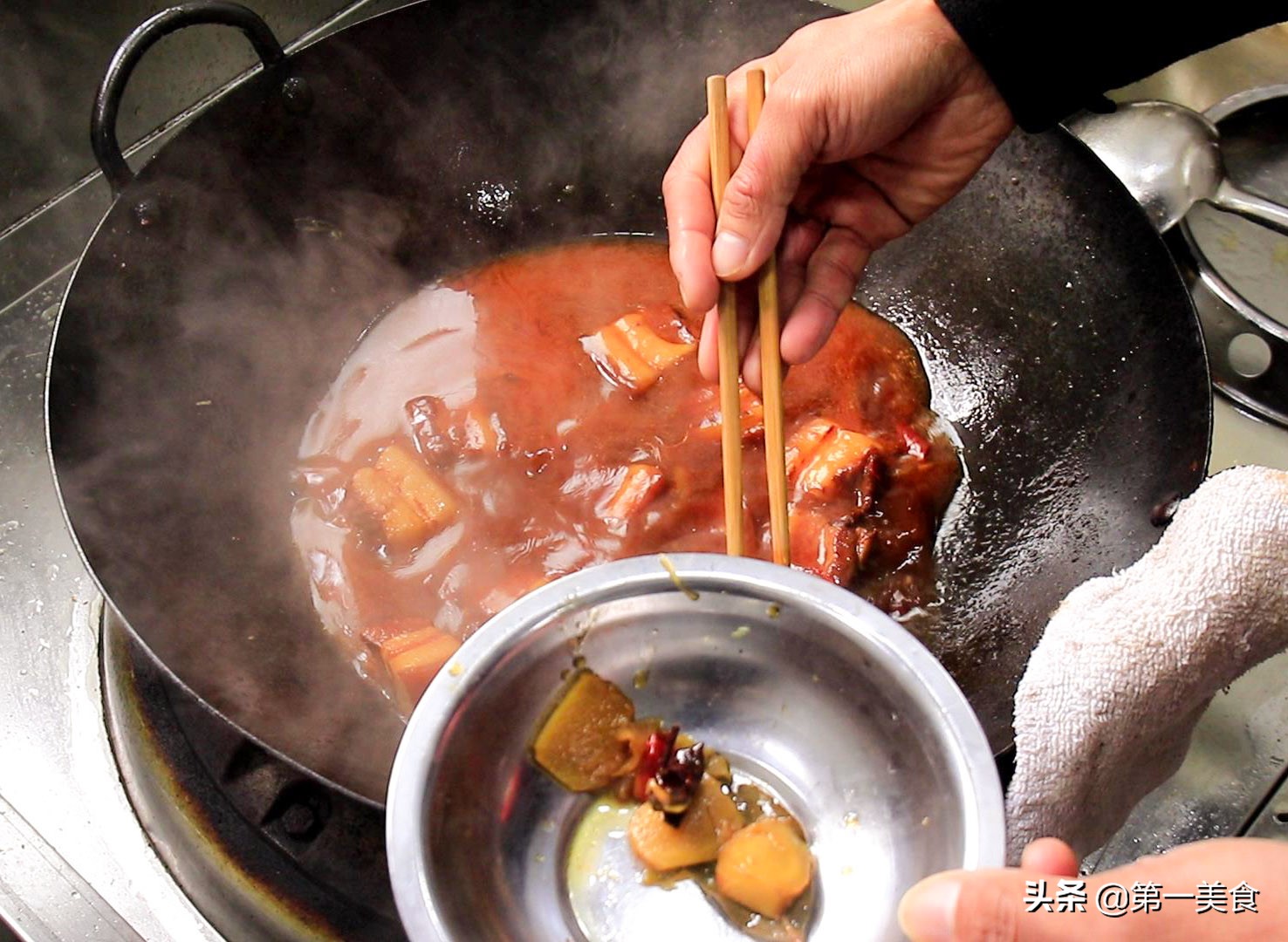 大厨教你土豆红烧肉最简单的家常做法，味道鲜美，好吃不油腻