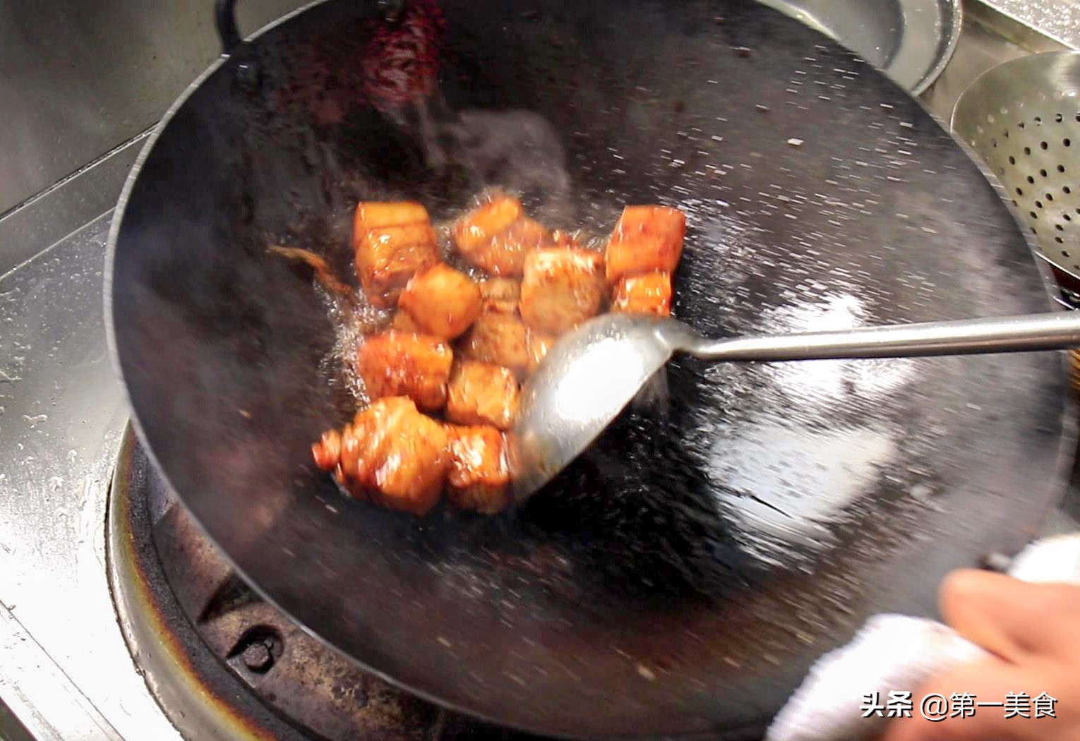 大厨教你土豆红烧肉最简单的家常做法，味道鲜美，好吃不油腻