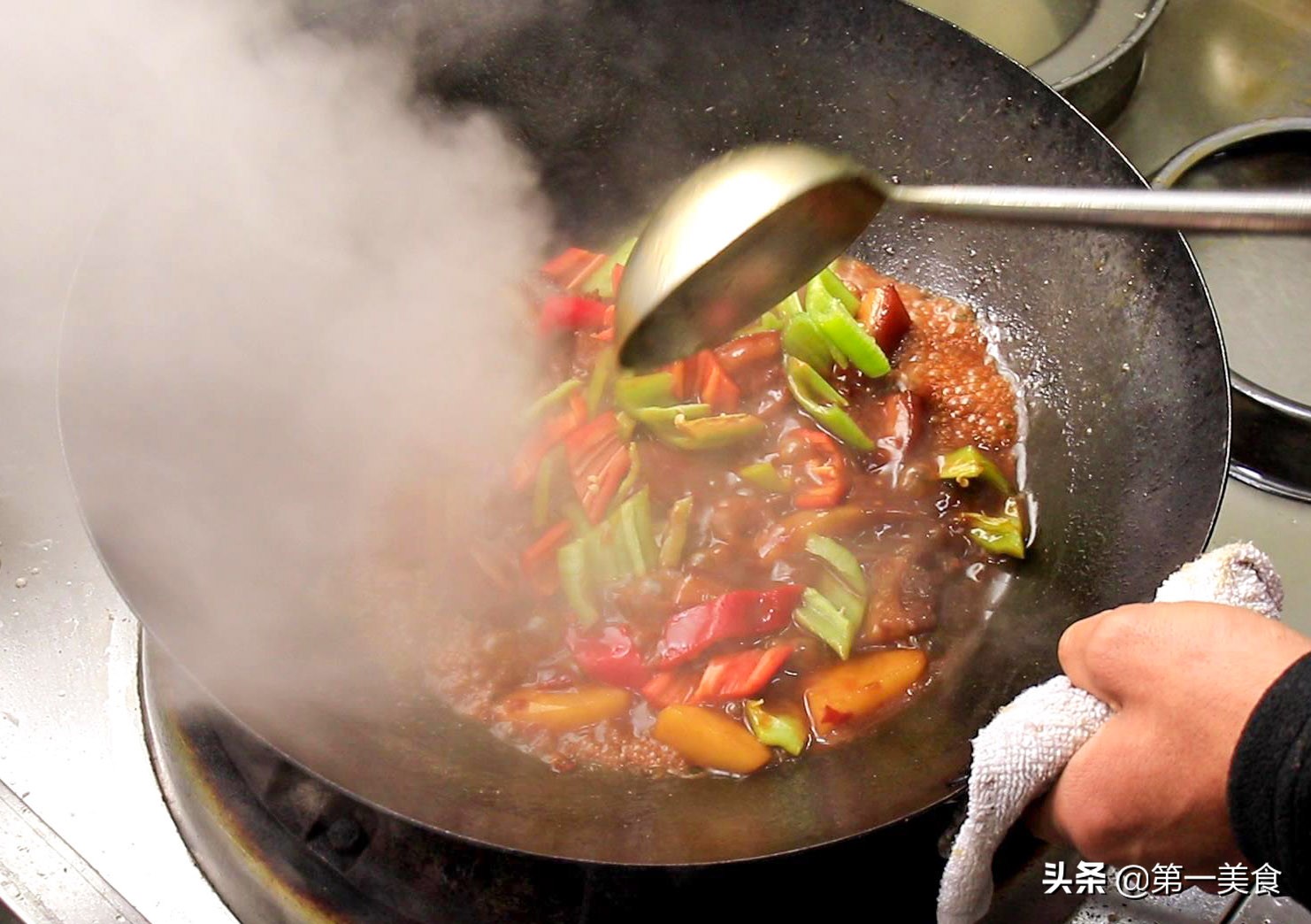 大厨教你土豆红烧肉最简单的家常做法，味道鲜美，好吃不油腻