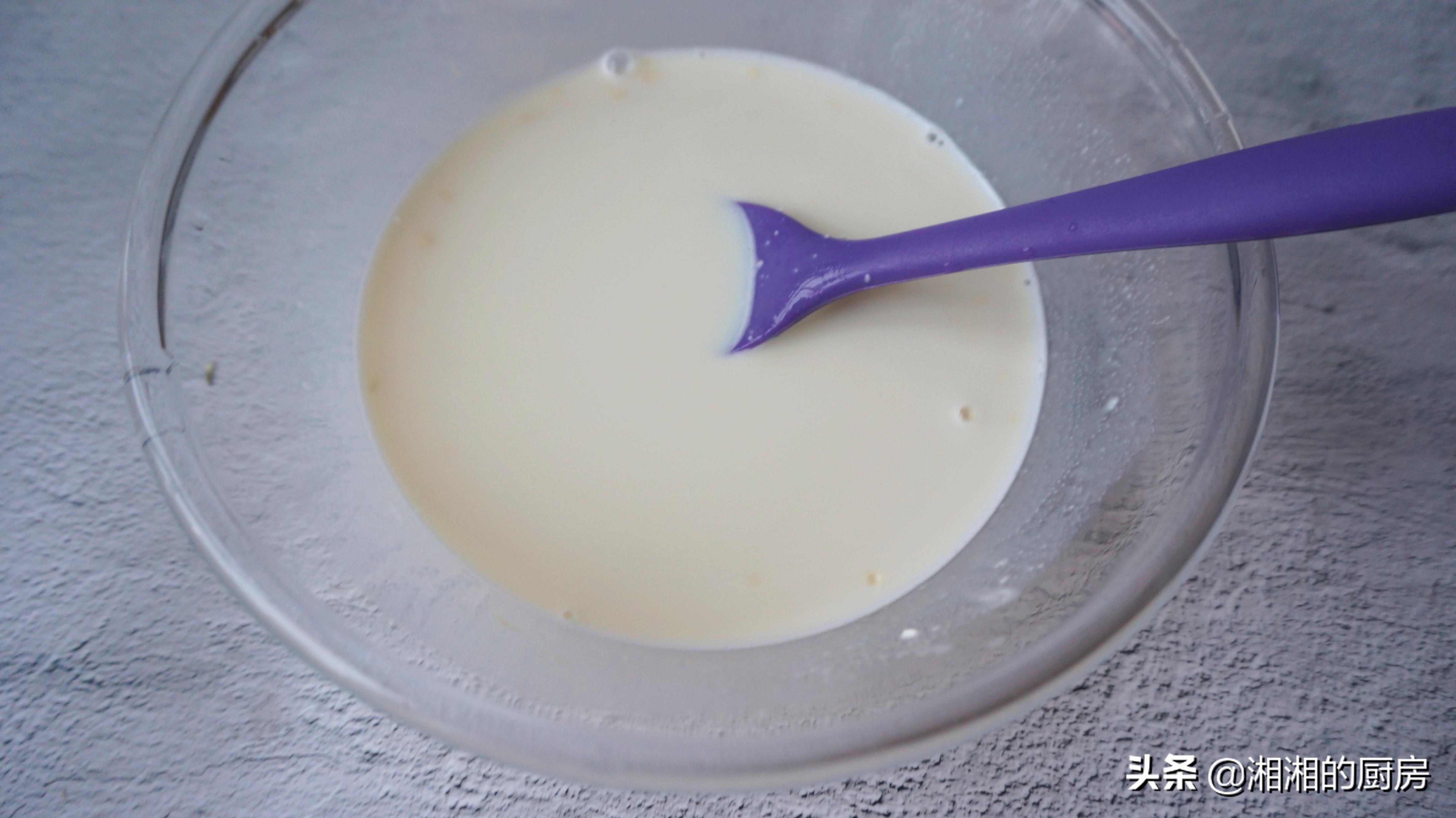 原来炼乳做法这么简单，只需白糖和奶粉就能做，香甜丝滑，太美味