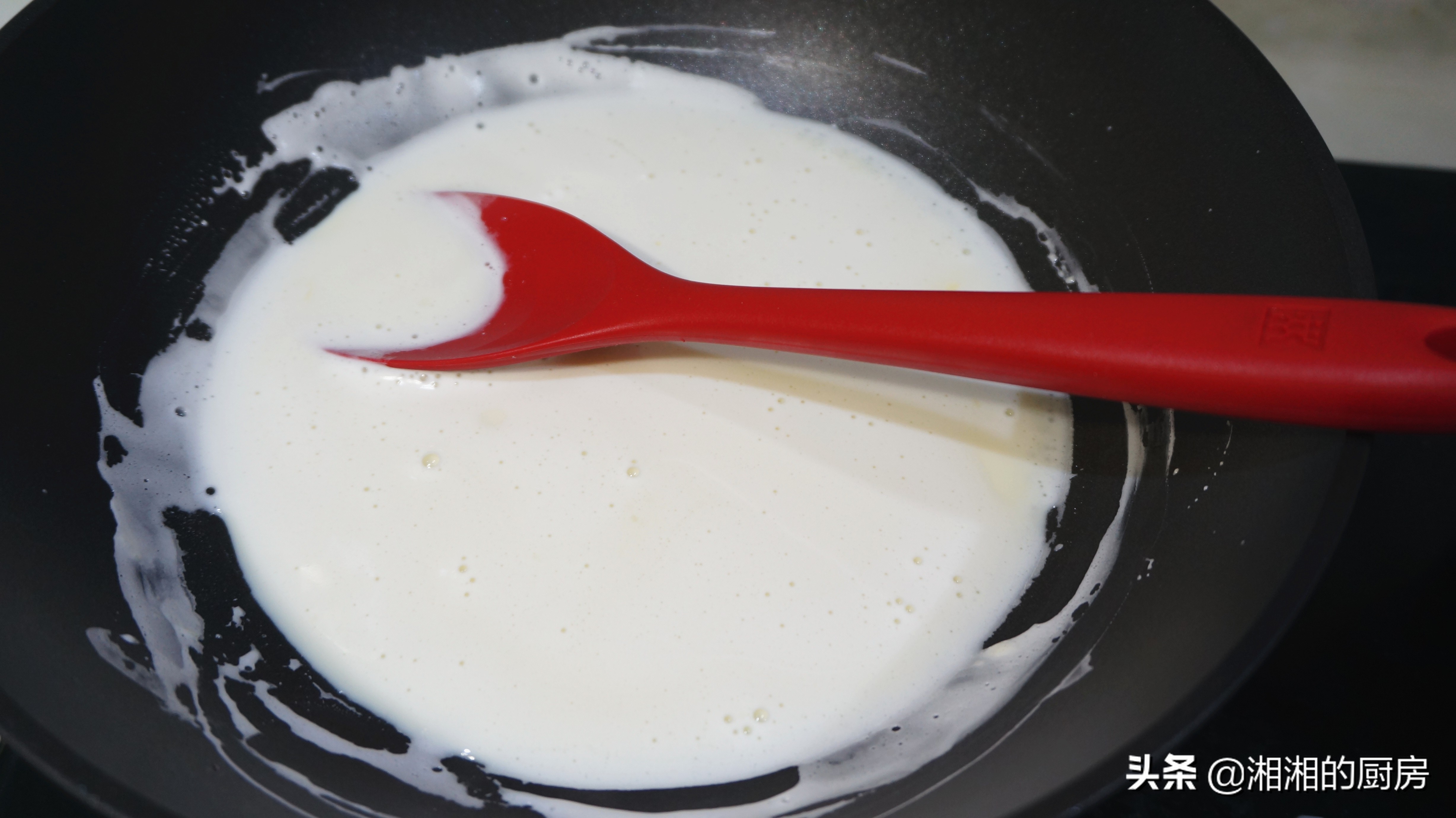 原来炼乳做法这么简单，只需白糖和奶粉就能做，香甜丝滑，太美味