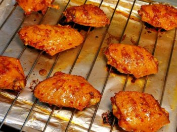 烤鸡翅怎么做（烤箱烤鸡翅的温度和做法）