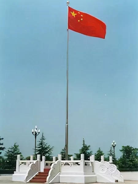 天安门旗杆高32．6米，为何国旗只升到28.3米？炎黄子孙要明白