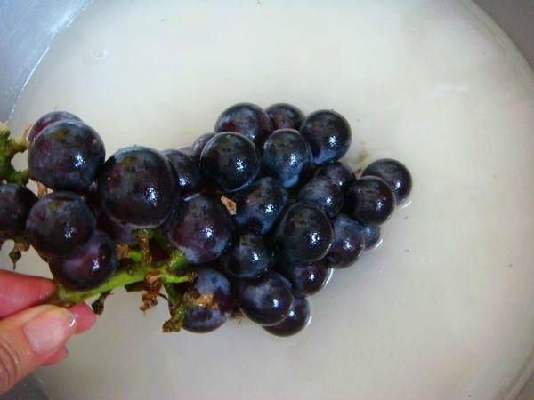 洗葡萄的小妙招，水里加点“小料”，一冲就干净