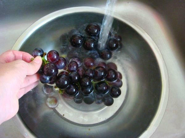 洗葡萄的小妙招，水里加点“小料”，一冲就干净