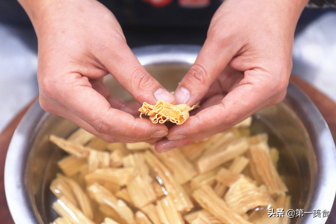 泡腐竹时，不要放在水里就泡，饭店常用这方法，又快又筋还不夹生