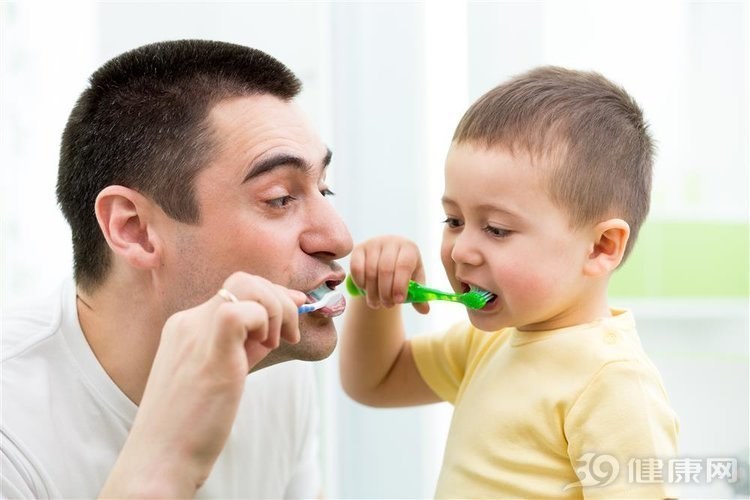 早上先刷牙还是先吃早餐，哪个对？口腔科医生给出答案