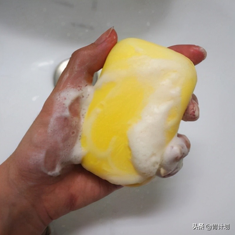 硫磺皂能不能用来洗脸？看完这些“好处与坏处”，再决定吧