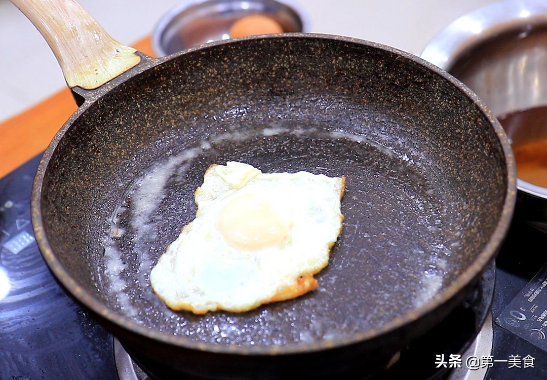 煎荷包蛋很多人都做不好，厨师长教你3种做法和技巧，不粘锅不散