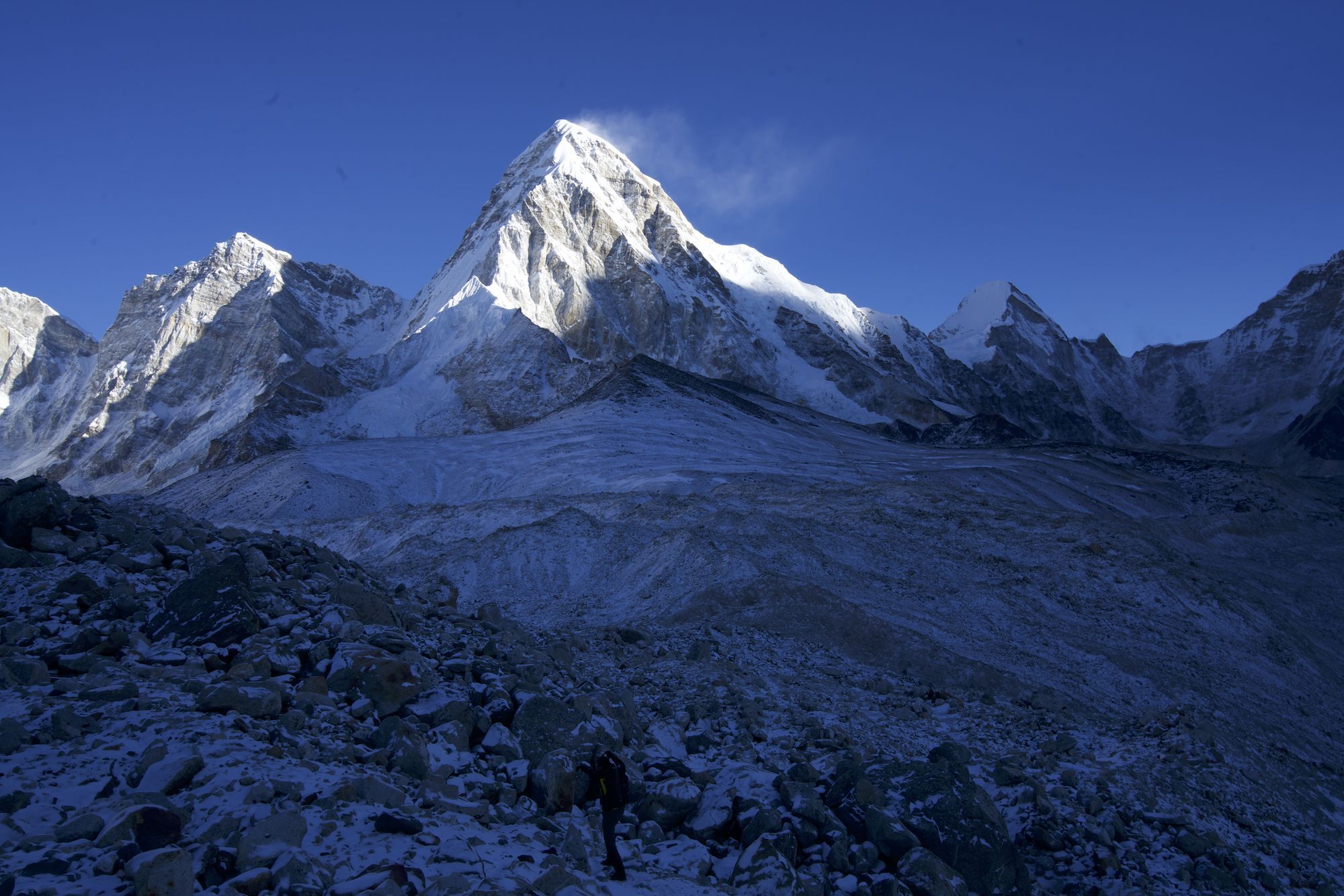 珠穆朗玛峰的峰顶属于中国吗？为什么那么多人可以登顶？