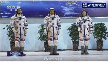 太空三人组踏着歌唱祖国歌声出征（现场画面）