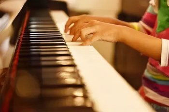 钢琴指法口诀(弹钢琴的指法入门教程)