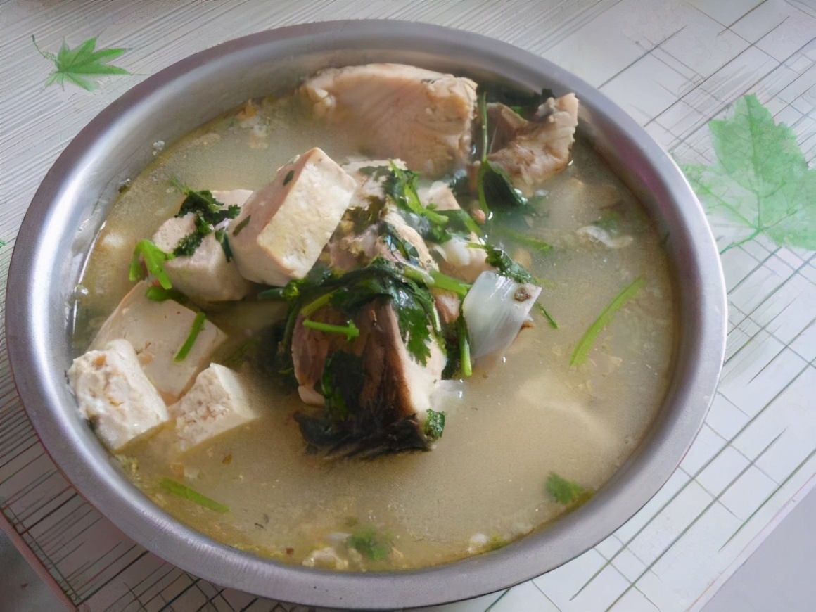 鲤鱼汤怎么做_鲤鱼豆腐汤的家常做法