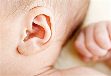 小孩耳朵痛怎么回事_小孩耳朵痛的原因分析