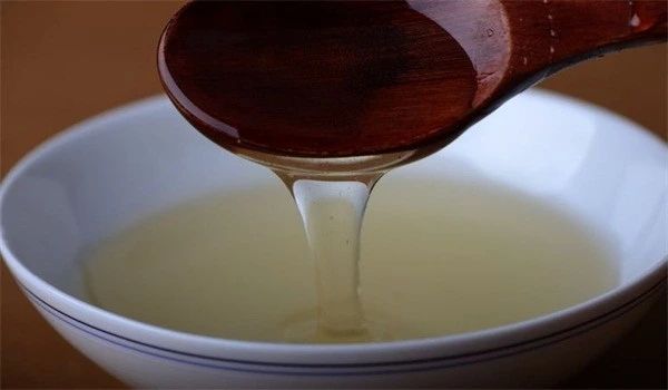 蛋清加蜂蜜有什么好处_蛋清加蜂蜜的面膜功效