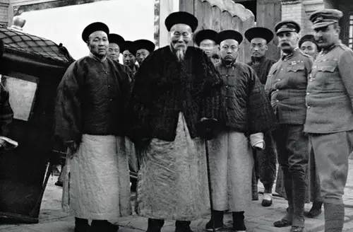 伍廷芳是谁_伍廷芳的生平简介
