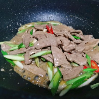 青蒜炒猪肝怎么做_青蒜炒猪肝家常做法