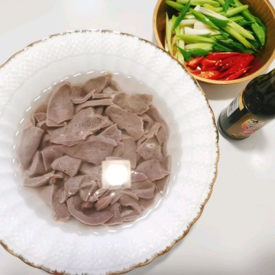 青蒜炒猪肝怎么做_青蒜炒猪肝家常做法