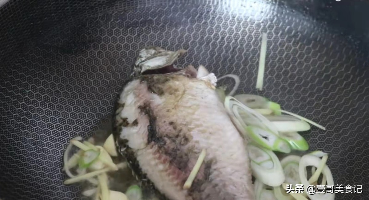 鲫鱼汤怎么做_鲫鱼汤的正确做法