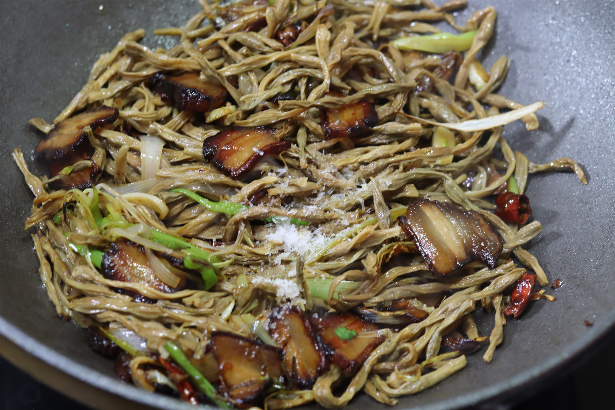 干豆角怎么做好吃_超下饭的干豆角做法