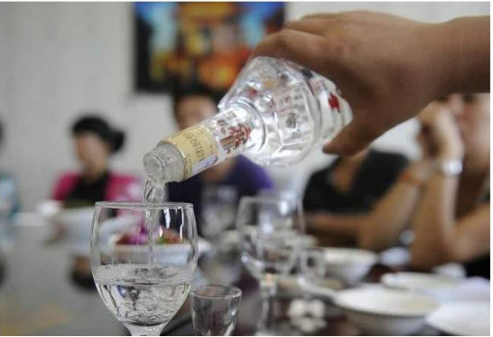 嗜酒如命的人怎么样了_饮酒伤身莫贪杯
