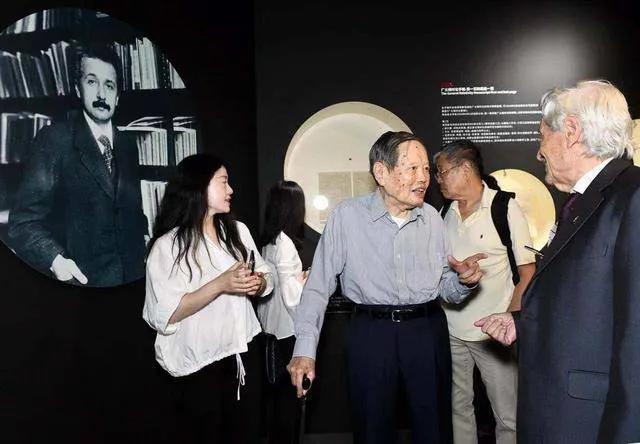 杨振宁是个怎样的人_杨振宁对社会的贡献
