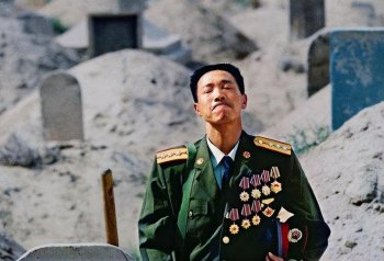 在妻子坟前下跪的军人是谁__在妻子坟前下跪的军人简介