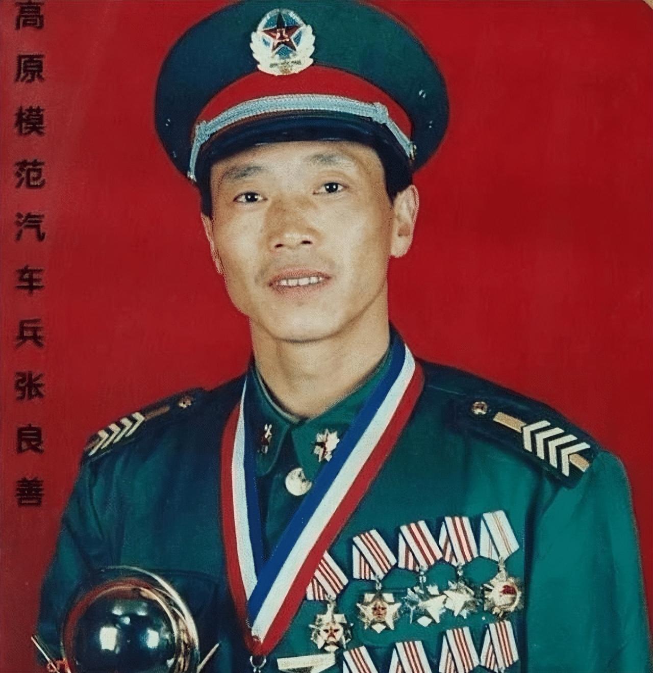 在妻子坟前下跪的军人是谁__在妻子坟前下跪的军人简介