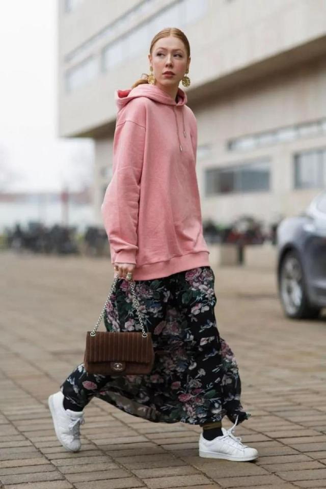 碎花连衣裙怎么搭配_半身碎花裙搭配什么衣服好看