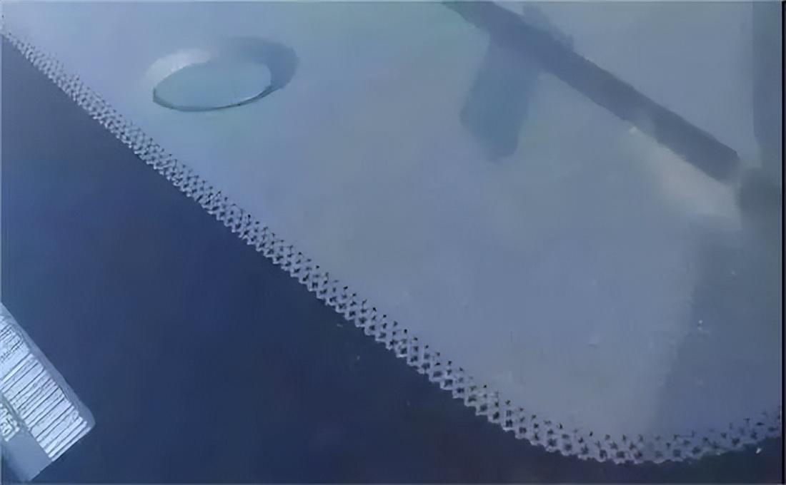 前挡玻璃上的小黑点和黑边是干嘛用的_一文解答