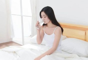 晨起后的第一杯水该怎么喝_喝水的讲究