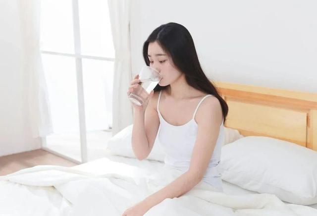 晨起后的第一杯水该怎么喝_喝水的讲究