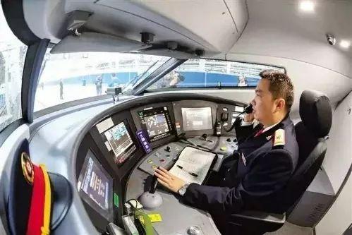 我国高铁司机月薪有多少_高铁司机的待遇