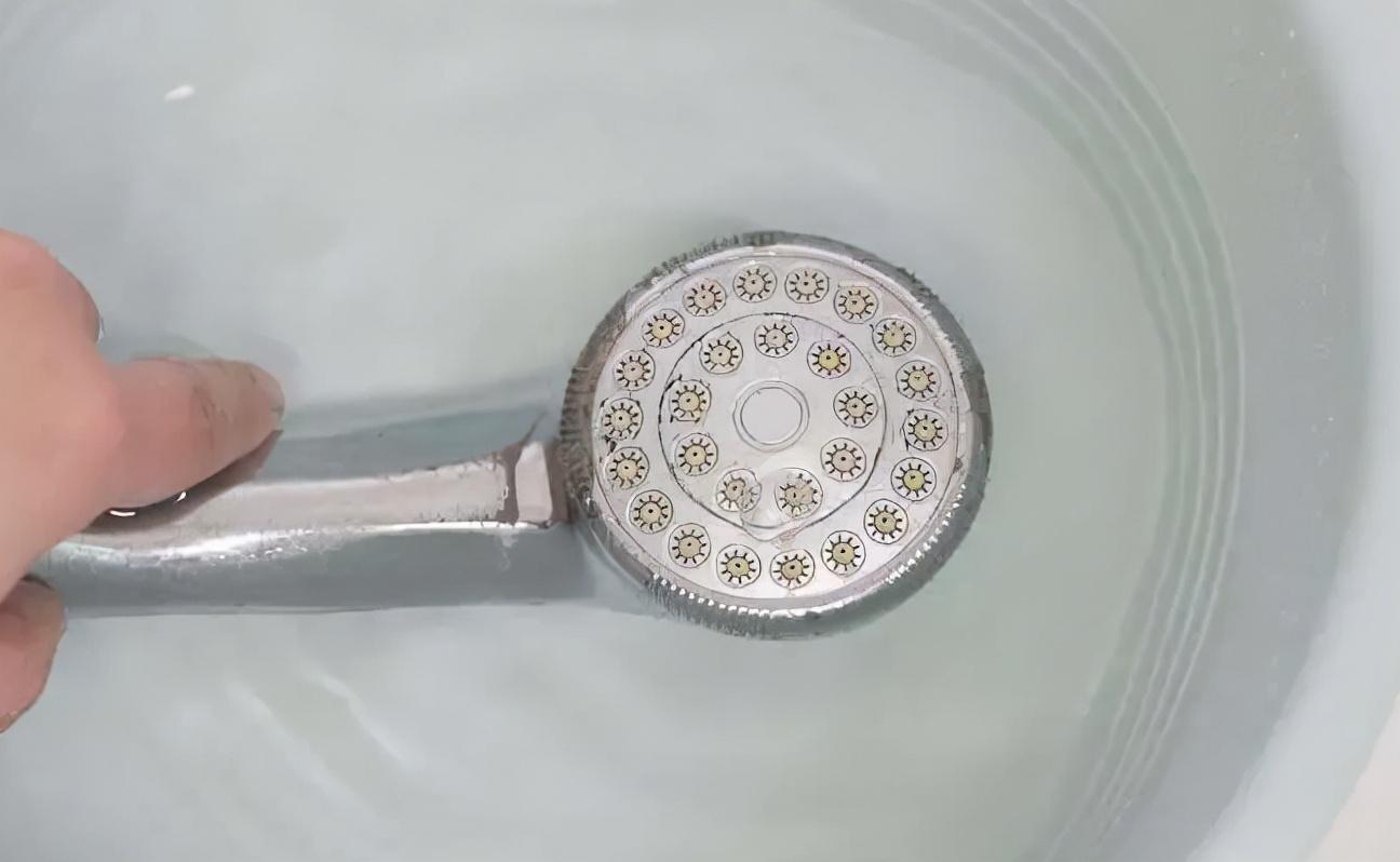 花洒堵了怎么办_淋浴喷头堵塞的清洗技巧