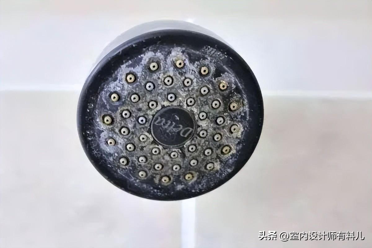 花洒头堵了怎么办_花洒头堵的梳头方法