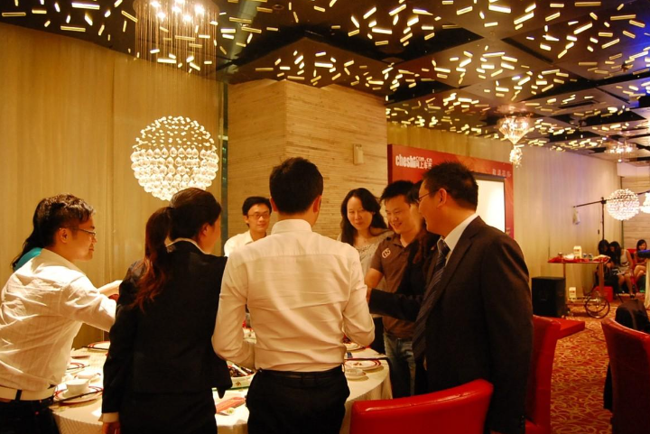 酒桌上应该先敬谁_酒桌敬酒的讲究
