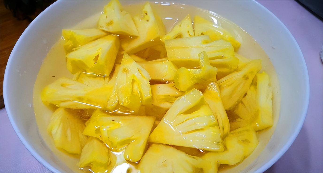 菠萝是挑大的还是挑小的_菠萝的挑选技巧