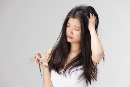 染发会加速脱发吗_染发的注意事项