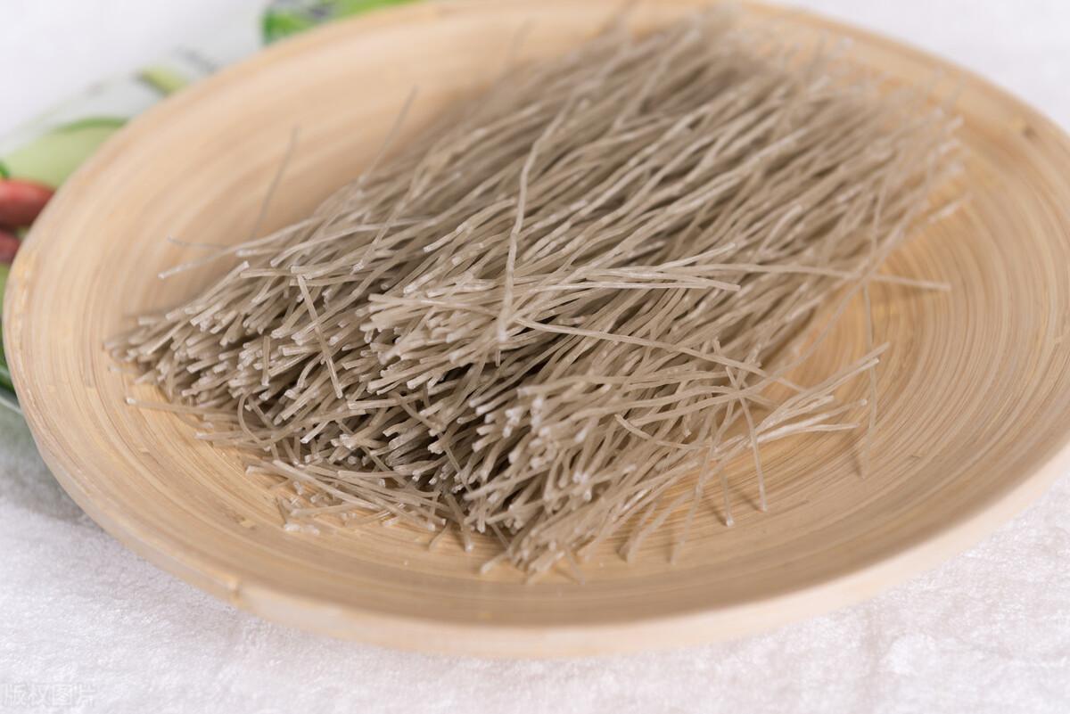 真红薯粉条和假红薯粉条有啥区别_红薯粉条的辨别方法