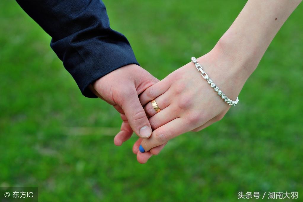 如何判断一个男生是否喜欢你_一个男生喜欢你的表现
