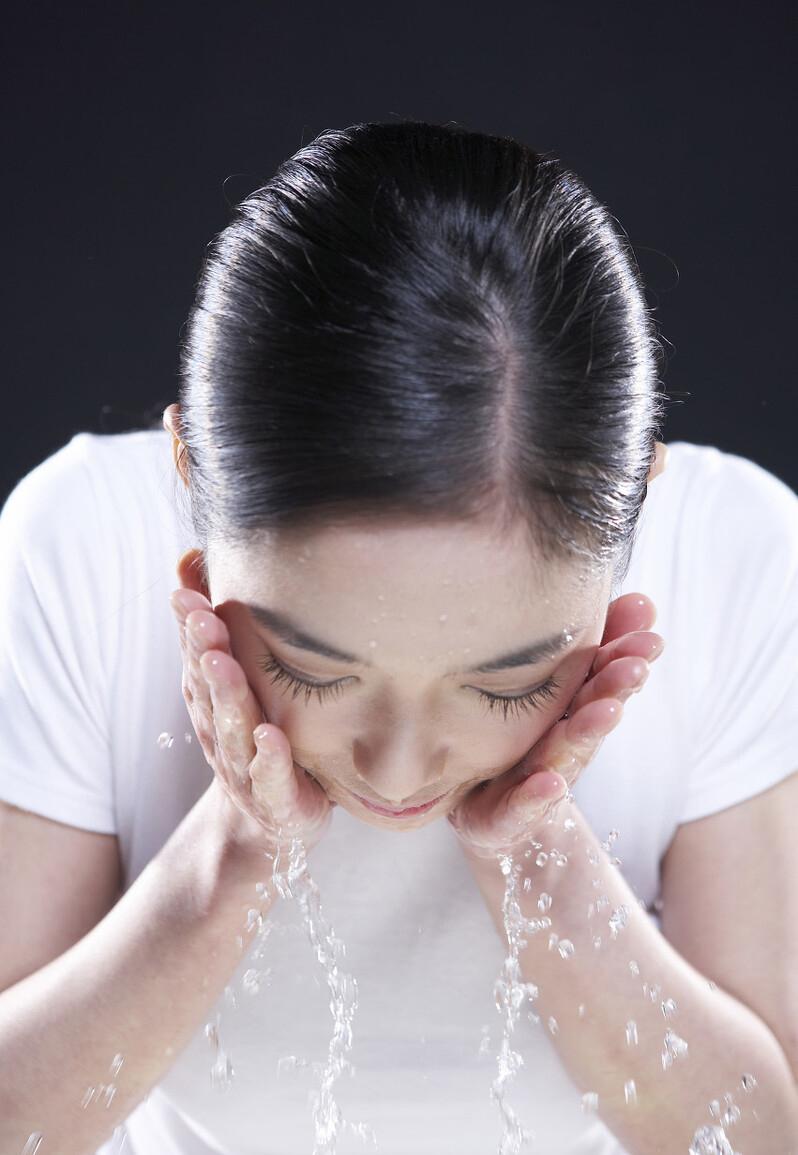 冷水洗脸有哪些危害_冷水洗脸的危害