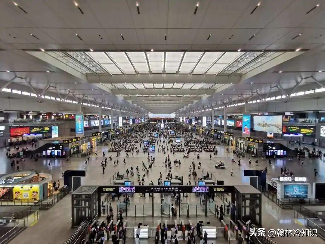 高铁站机场的大厅为什么修那么高_你知道吗