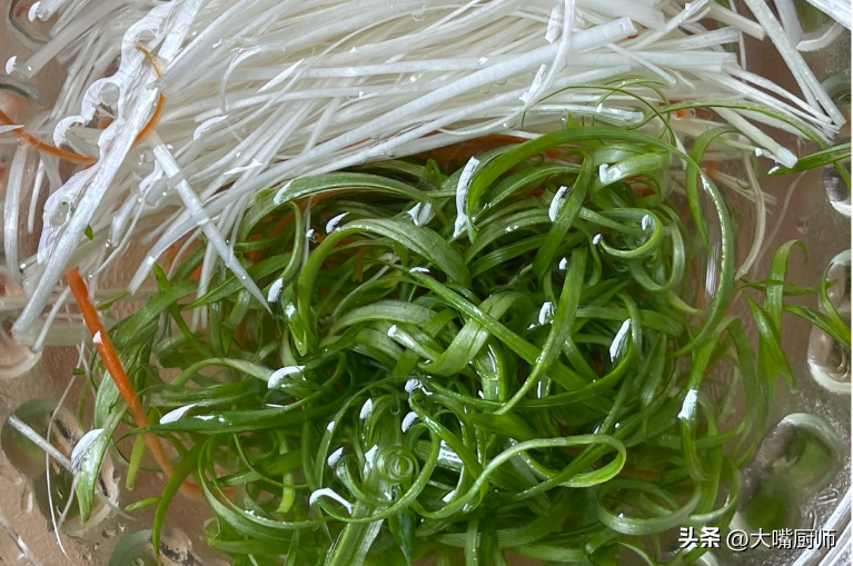 清蒸鲈鱼怎么做_清蒸鲈鱼的做法教程