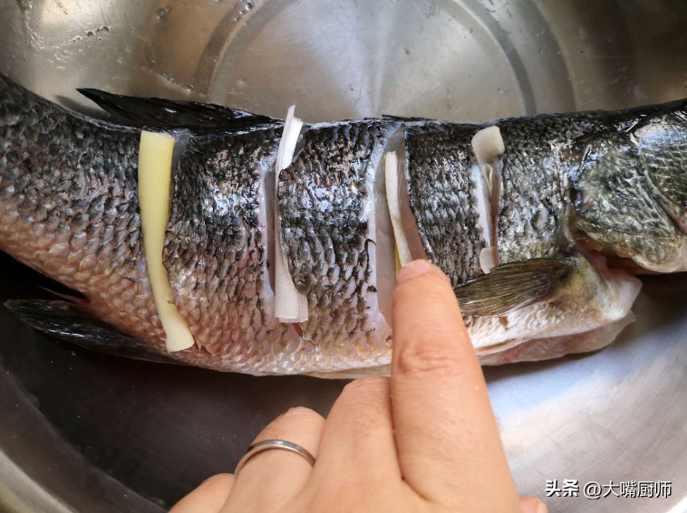 清蒸鲈鱼怎么做_清蒸鲈鱼的做法教程