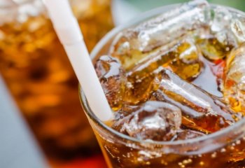 为什么碳酸饮料会冒泡泡_碳酸饮料是如何制作的
