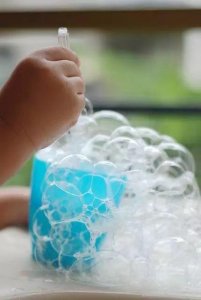 为什么肥皂水能吹出泡泡来_你知道吗